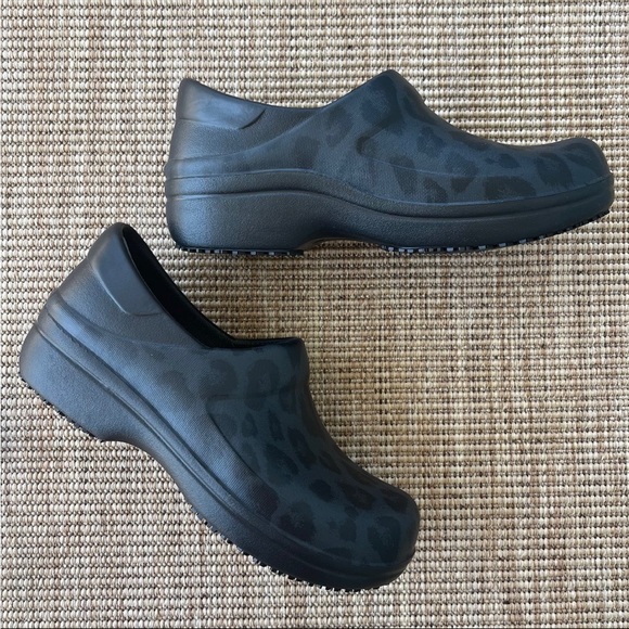 Leopard Crocs 6W - Picture 1 of 5